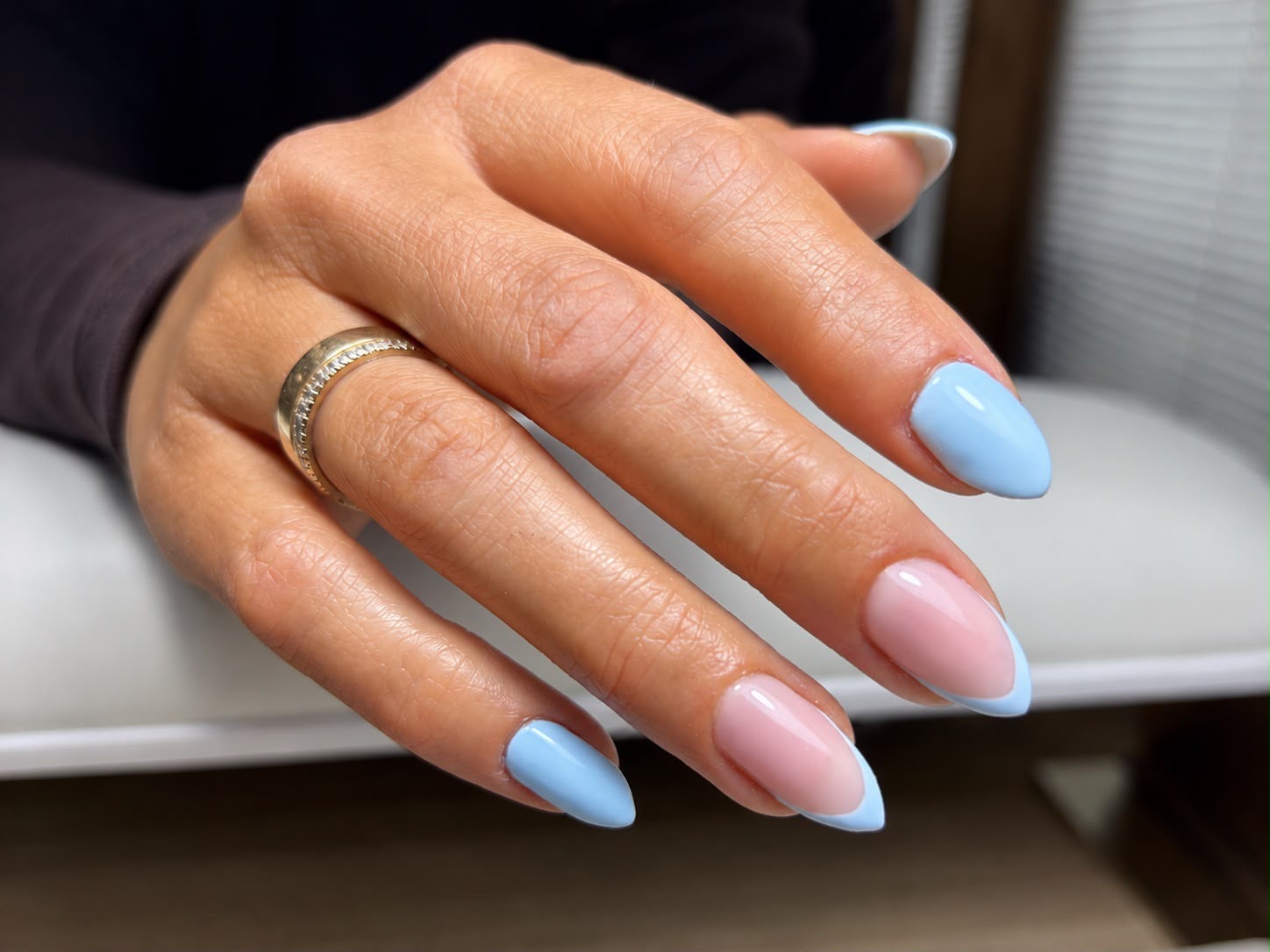 Babyblauwe amandelvormige gellak nagels, Najé Nails Assendelft
