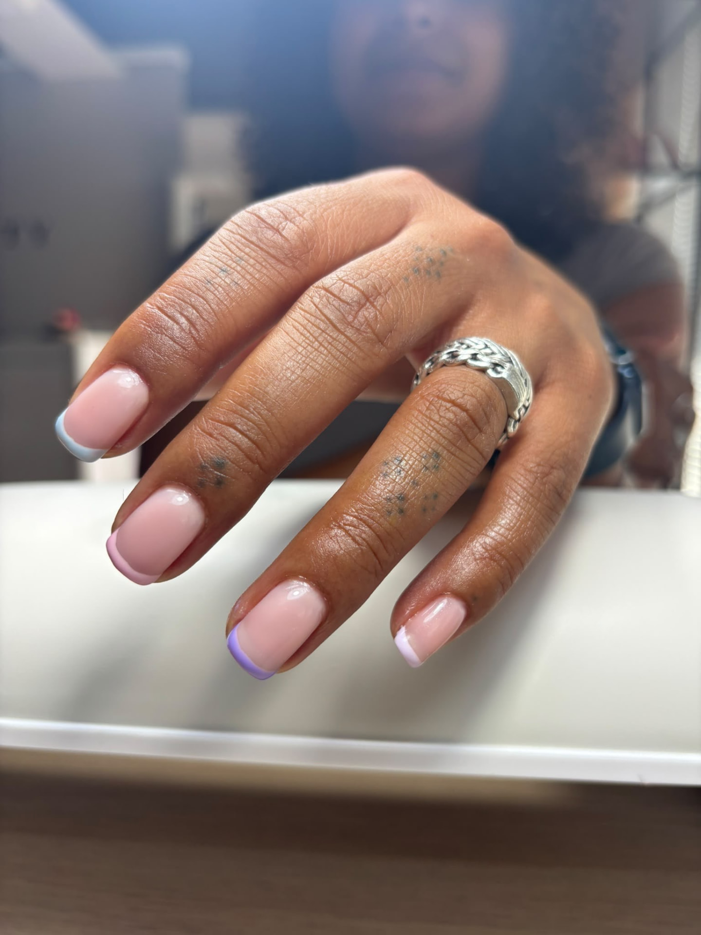 Pastelkleurige french tips in lila, roze en blauw