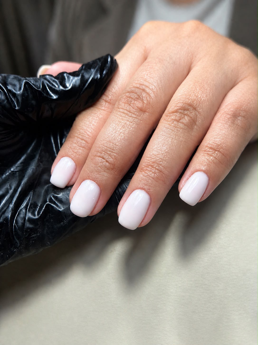Korte natuurlijke nagels met zachte milky white gellak